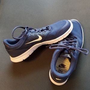 Nike size 8 Woman's blue athletic shoes